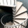 Platzsparende Spindeltreppe C20 - 160cm, 315 - 345cm (14 Stufen + Podest), Schwarz, Wallnuss, PVC Handlauf